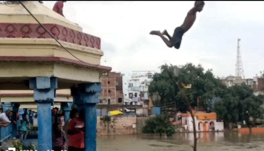 जौनपुर में ‘मौत का स्टंट’ दर्जनों युवकों ने शाहीपुल से नदी में लगा रहें छलांग