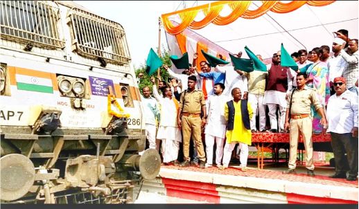 अब केराकत स्टेशन पर रूकेगी सूरत-छपरा-सूरत सुपर फास्ट ट्रेन,सांसद बीपी सरोज ने ठहराव के बाद ट्रेन को आगे के लिये किया रवाना,#UpTalkNews