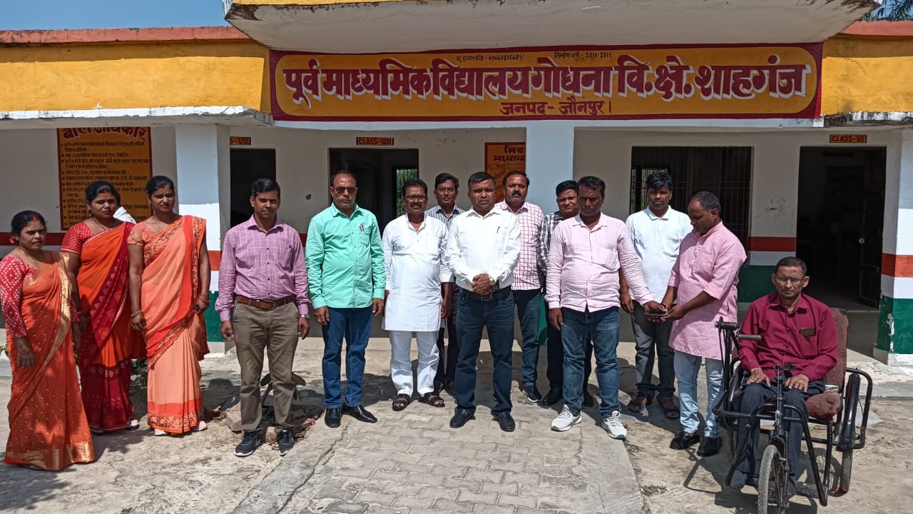 BSA ने शाहगंज और करंजकला के स्कूलो का किया औचक निरीक्षण, बच्चों संघ चखा एमबीएम का भोजन