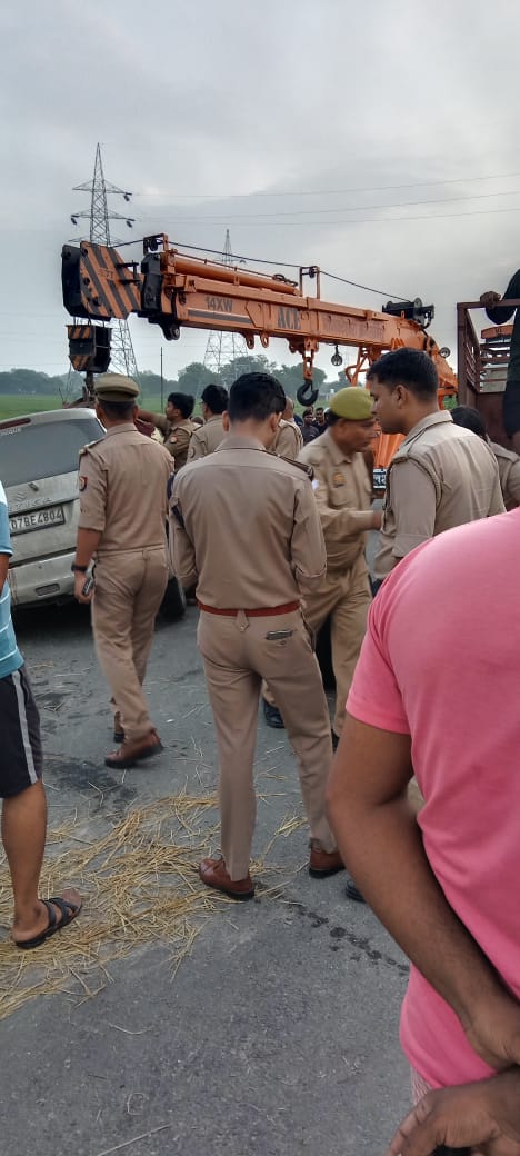 ट्रक ने चलती कार को मारी जोरदार टक्कर,एक ही परिवार के आठ की दर्दनाक मौत,सीएम योगी ने जनहानि पर जताया गहरा शोक,#UpTalkNews