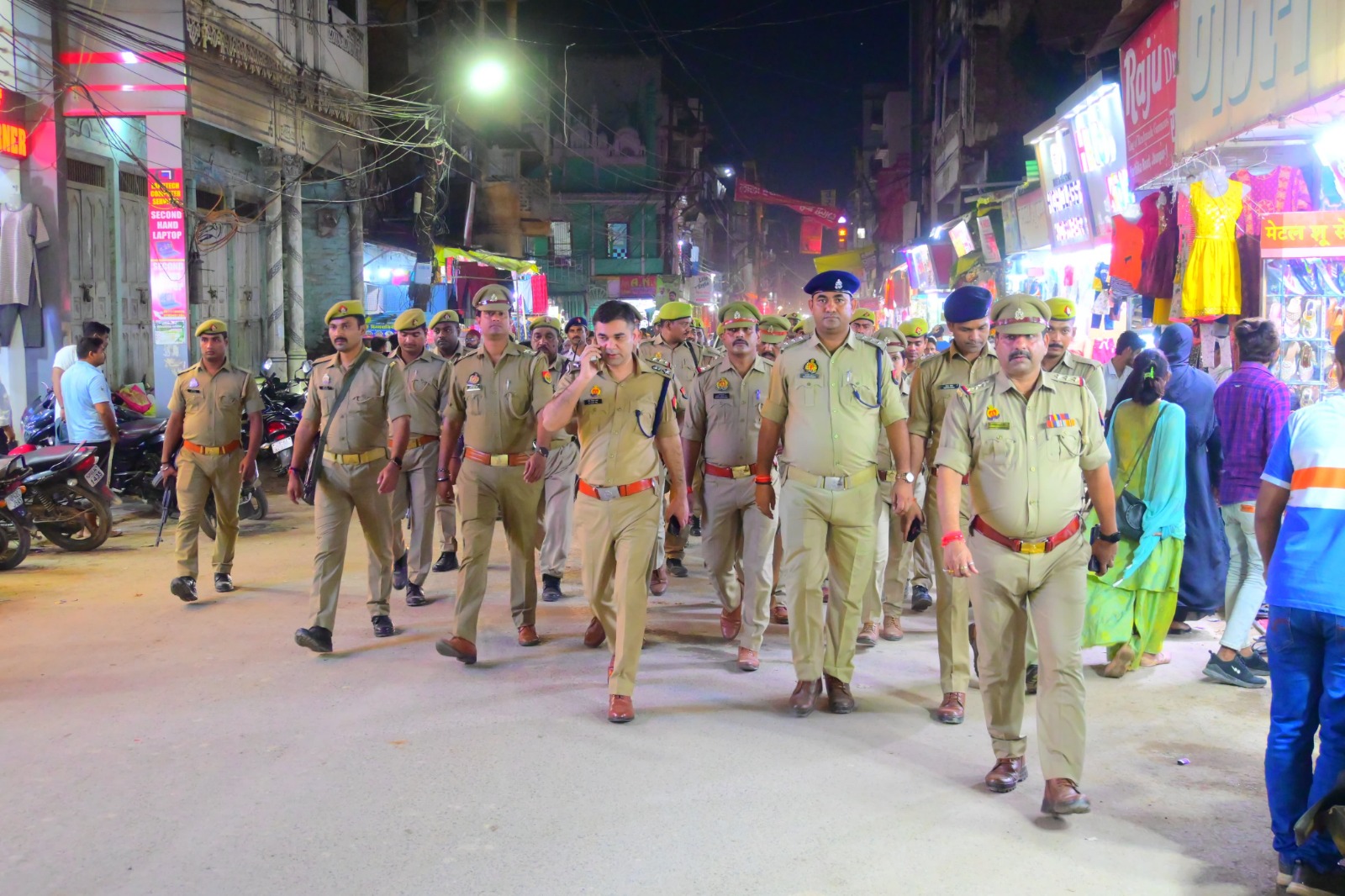एसपी डॉ.अजय पाल शर्मा ने आगामी त्योहारों के मद्देनजर फूट पेट्रोलिंग कर मातहतों को दिया उचित दिशा निर्देश