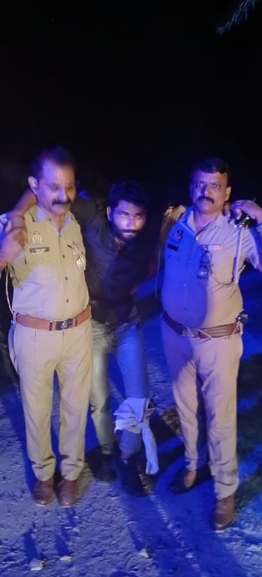 अंतर्जनपदीय लुटेरे के साथ मुंगराबादशाहपुर व सयुक्त टीम पुलिस की हुई मुठभेड़,एक बदमाश के पैर में लगी गोली,पिस्टल सहित खोका बरामद,