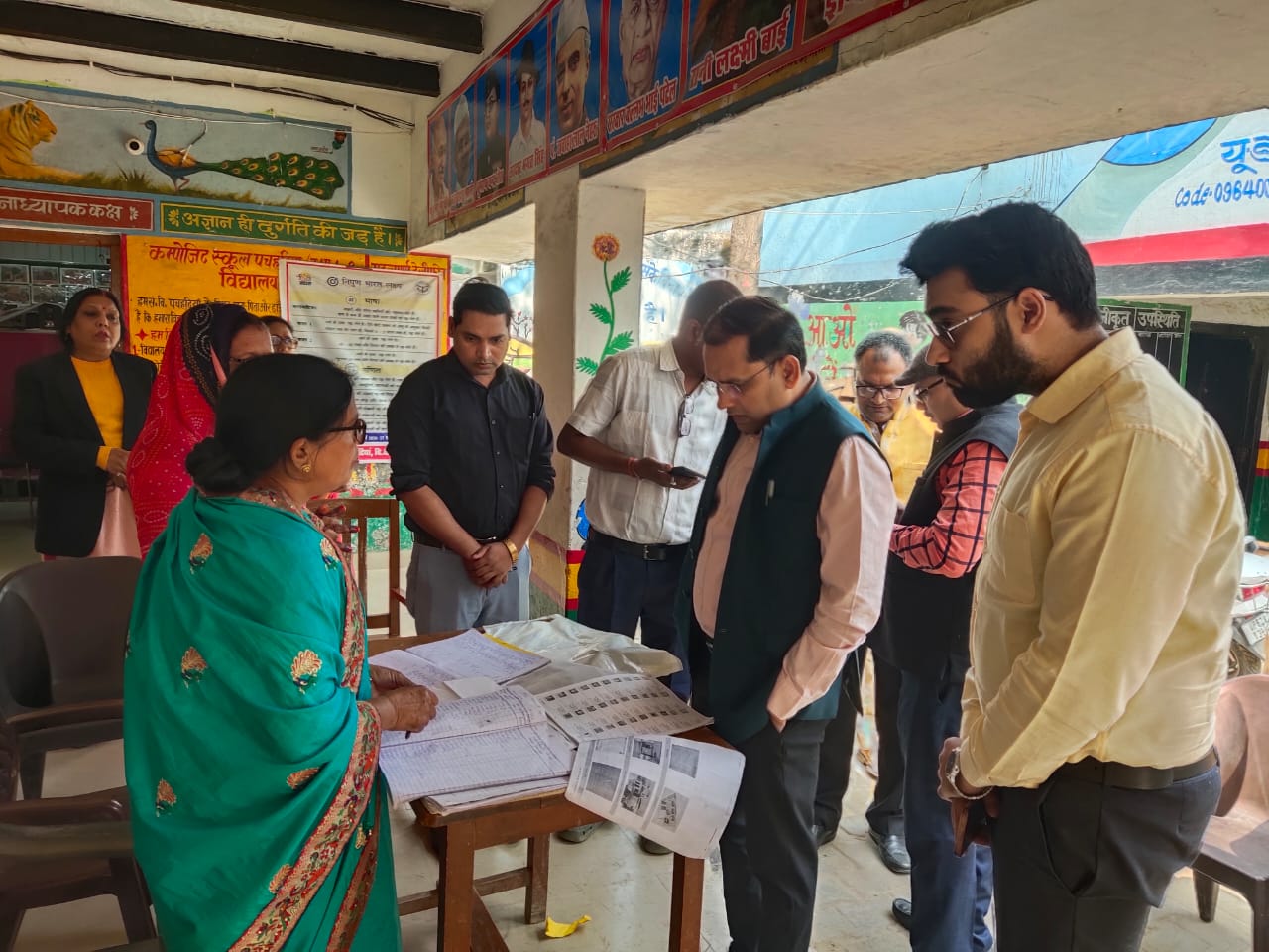 डीएम के तल्ख तेवर,जांच में बीएलओ के द्वारा लापरवाही पर डीएम ने किया निलंबित