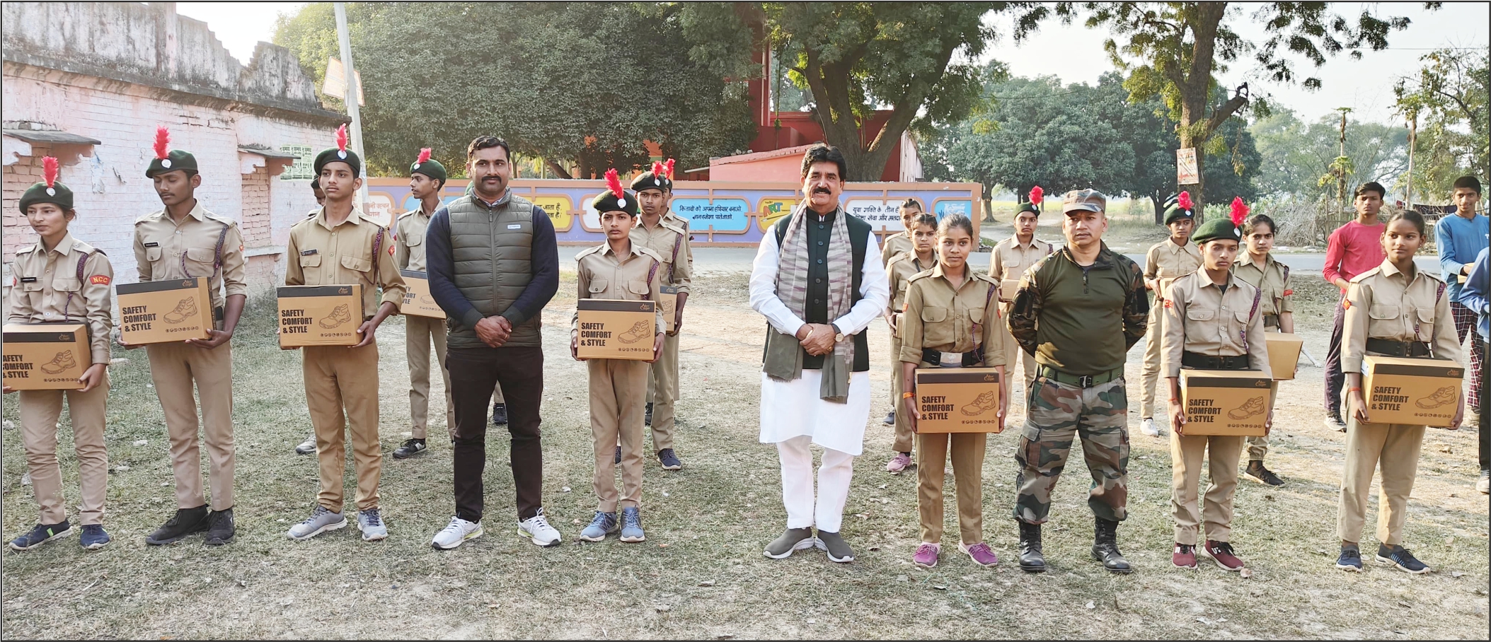 समाजसेवी/भाजपा नेता ने एनसीसी कैडेट्स को दिया बूट्स