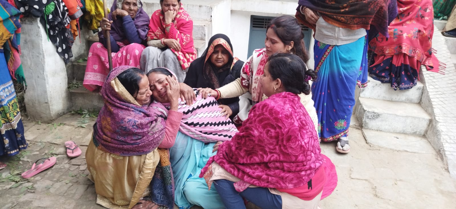 युवक की मौत के बाद प्रेमिका सहित घरवालों पर मुकदमा दर्ज घटना के पांच दिन बाद भी आरोपी पुलिस पकड़ से दूर