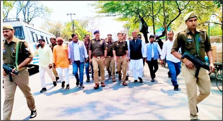 एसपी ने भारी पुलिस बल के संग खेतासराय में किया फ्लैग मार्च,कस्बे के संवेदनशील स्थानों का निरीक्षण कर दिया दिशा निर्देश
