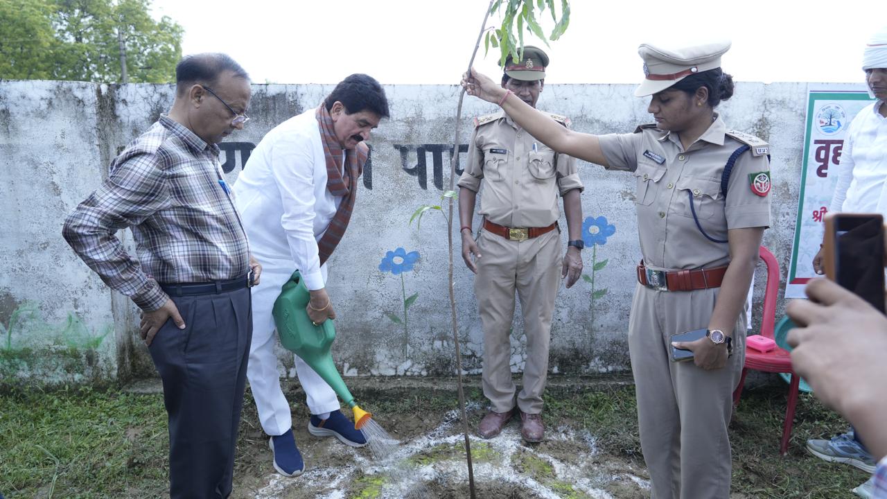 एक पेड़ मां के नाम पर बोले समाजसेवी ज्ञान प्रकाश सिंह अपनी मां की तरह रखें पौधों का ख्याल
