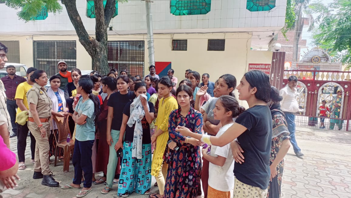 अवध पैरामेडिकल व नर्सिंग कॉलेज की छात्राओं ने एक महिला स्टाफ पर मंदिर में पूजा करवाने का दबाव बनाने का लगाया आरोप, #UpTalkNews