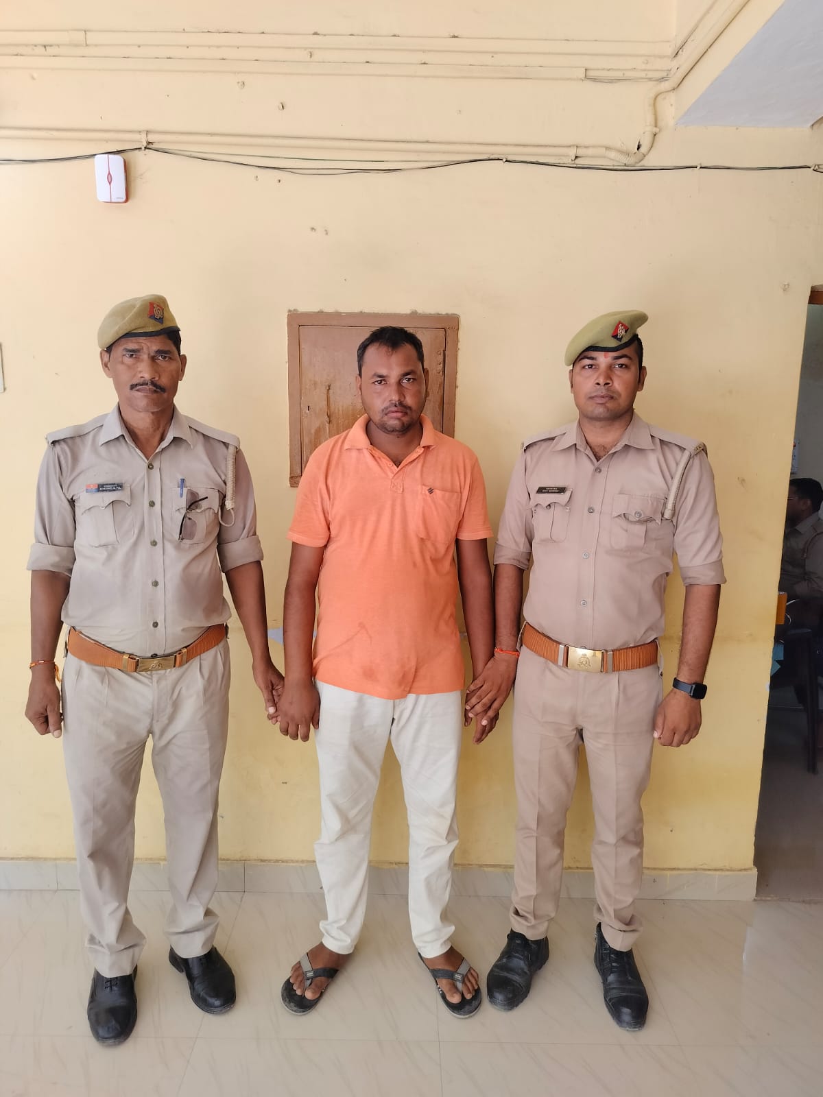नाबालिग के साथ दुष्कर्म के आरोपित की गिरफ्तारी न होने से नाराज थाने का घेराव फिर आरोपी को पुलिस ने किया गिरफ्तार,#UpTalkNews