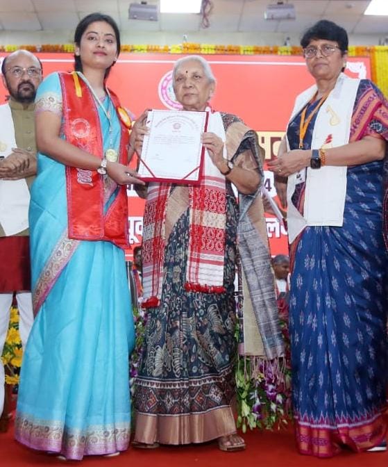 प्रधानाध्यापक की बेटी को मिला गोल्ड मेडल, राज्यपाल के हाथों सम्मानित