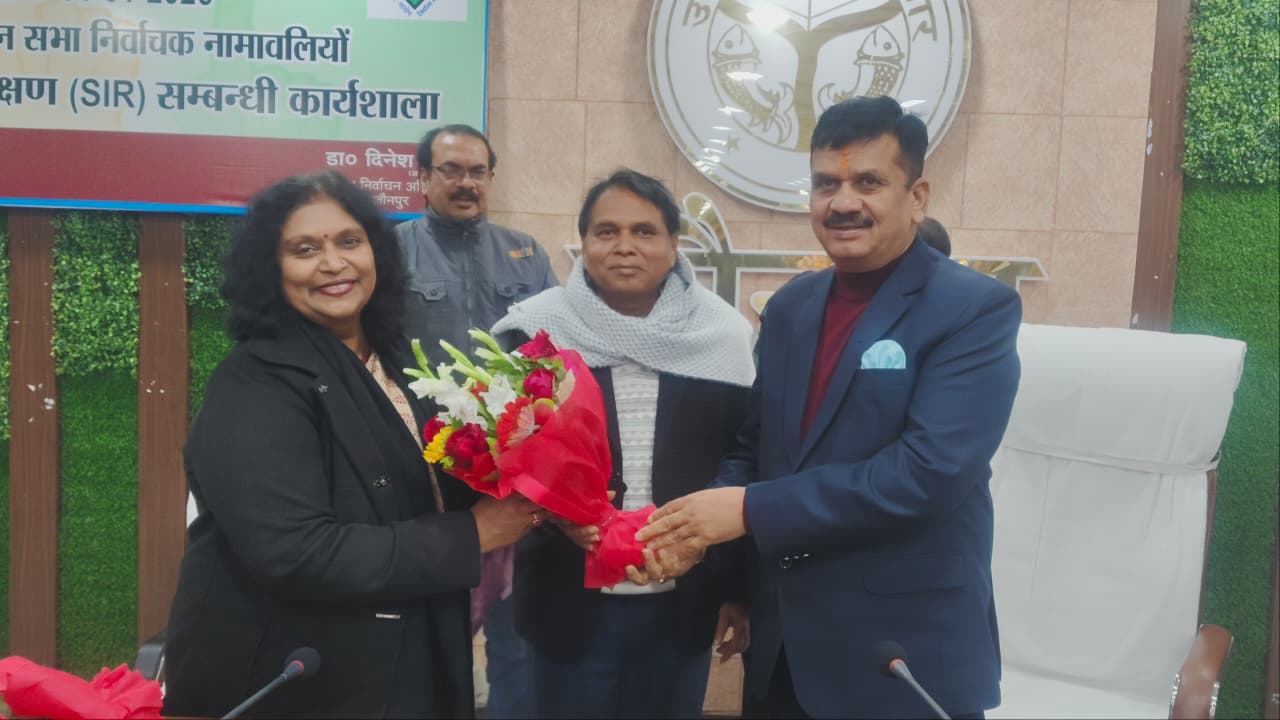 डीएम ने सीएमओ डॉ.लक्ष्मी सिंह को सेवाकाल पूरा होने पर उत्कृष्ट सेवाओं के लिए पुष्पगुच्छ और अंग वस्त्र देकर किया सम्मानित, #jaunpurnews